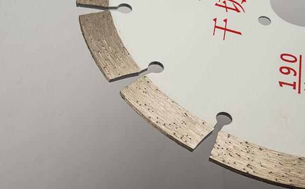 大理石鋸片在切割過(guò)程中搖擺是怎么回事呢？